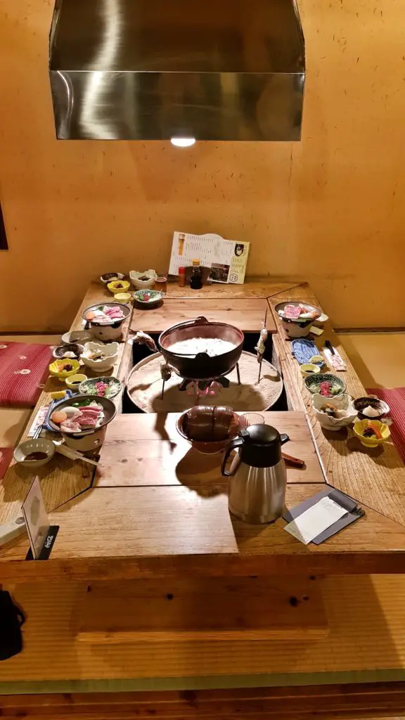Abendessen in einem traditionellen japanischen Ryokan auf Kyushu in Japan.