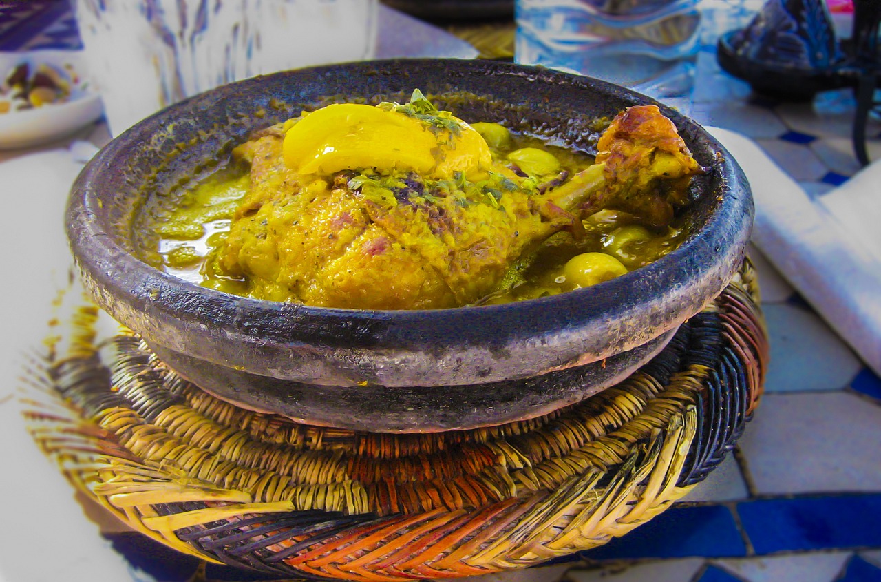 Couscous mit Huhn in Marokko.