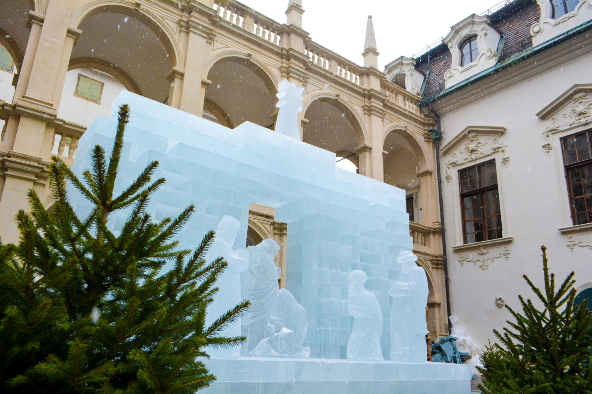 Eisskulptur in Graz, Österreich, entworfen von dem finnischen Künstler Kimmo Frosti