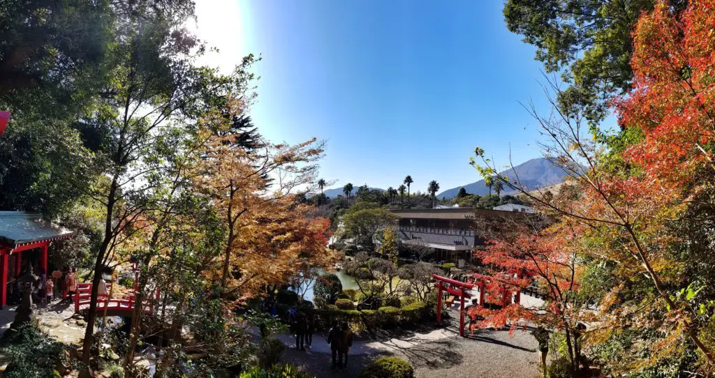 Jigoku Hells Besucher Onsen in Beppu im Herbst