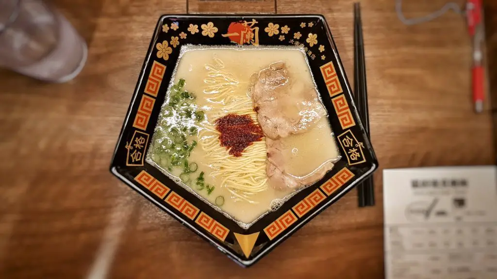 Mahlzeit im Ichiran Dazaifu Sando auf Kyushu in Japan.