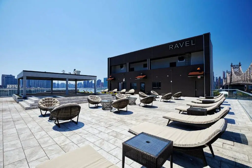 Die Dachterrasse vom Ravel Hotel in New York City, USA.