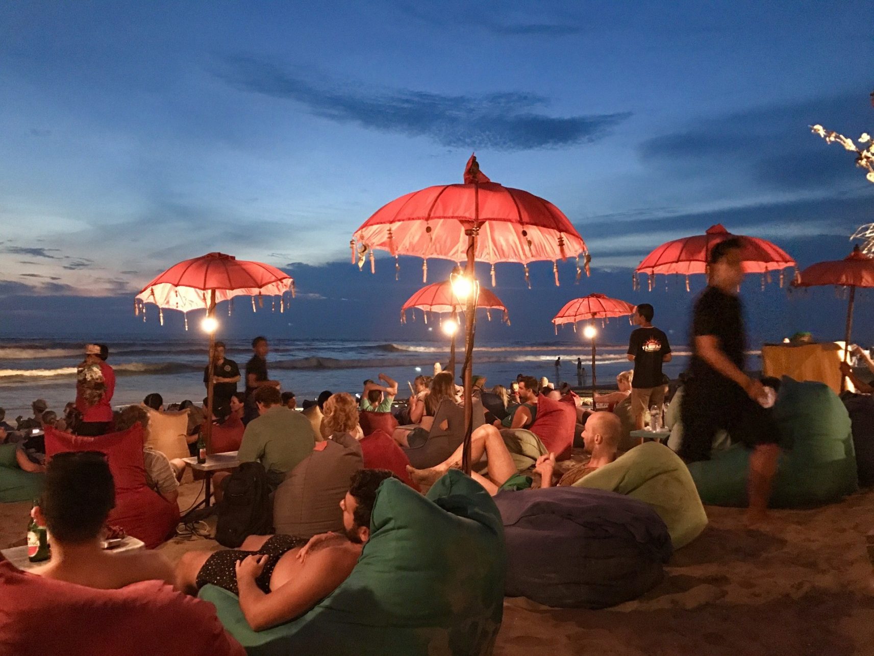 Sonnenuntergang am Strand von Seminyak, Bali, Indonesien