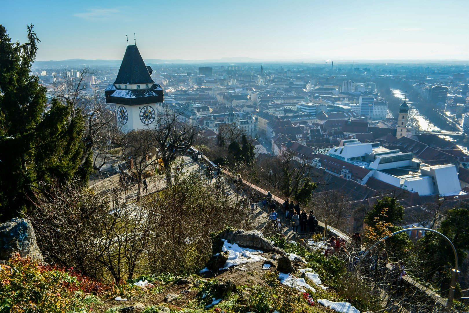 Stadtansichten vom Schlossberg und auf den Uhrenturm von Graz, Österreich.