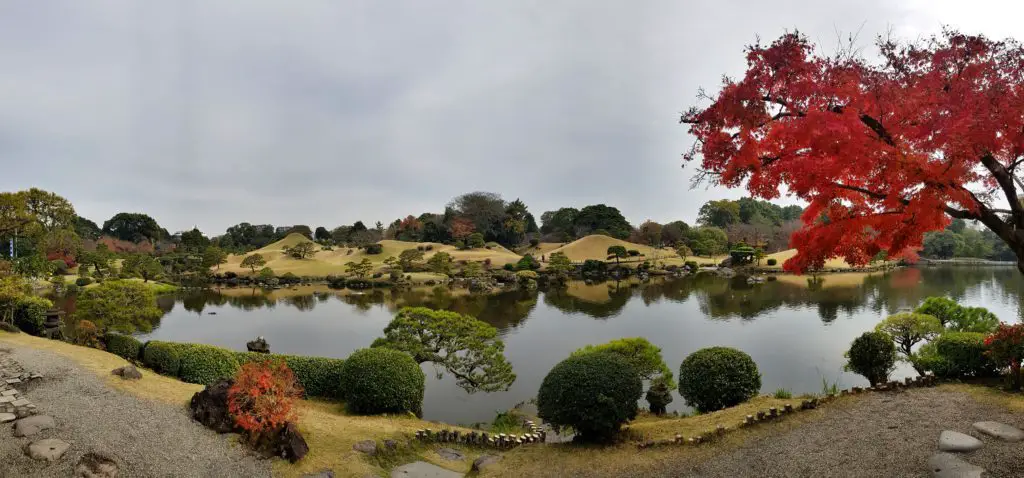 Suizenji Garten - Herbstblätter auf Kyushu in Japan.