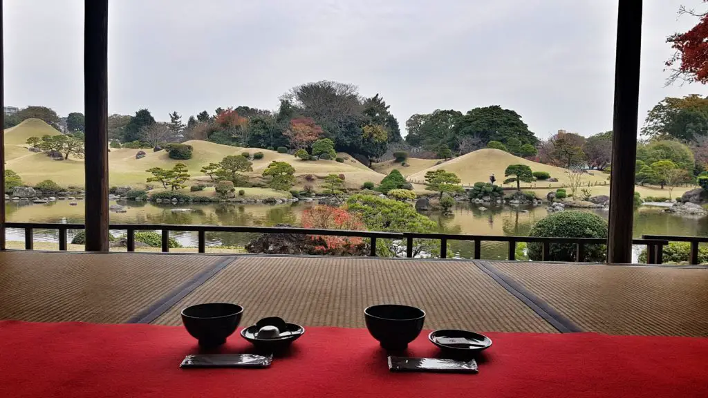 Teezeremonie im Suizenji Garten auf Kyushu in Japan.