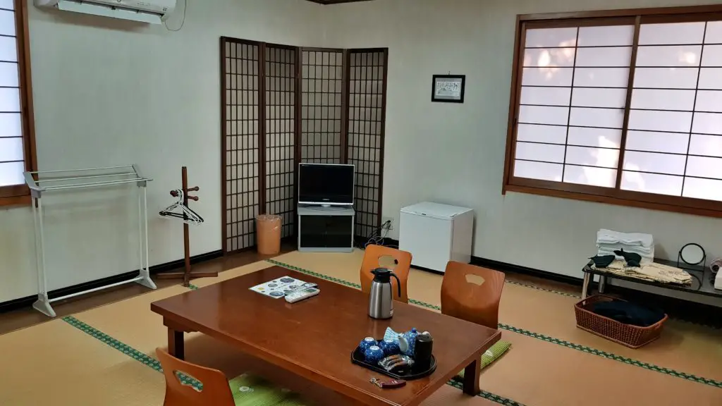 Zimmer in einem traditionellen japanischen Ryokan auf Kyushu in Japan.