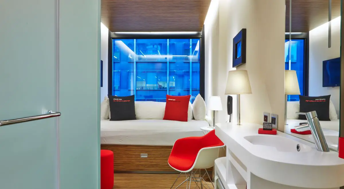 Zimmer des citizenM Hotel am Times Square in New York City, USA.