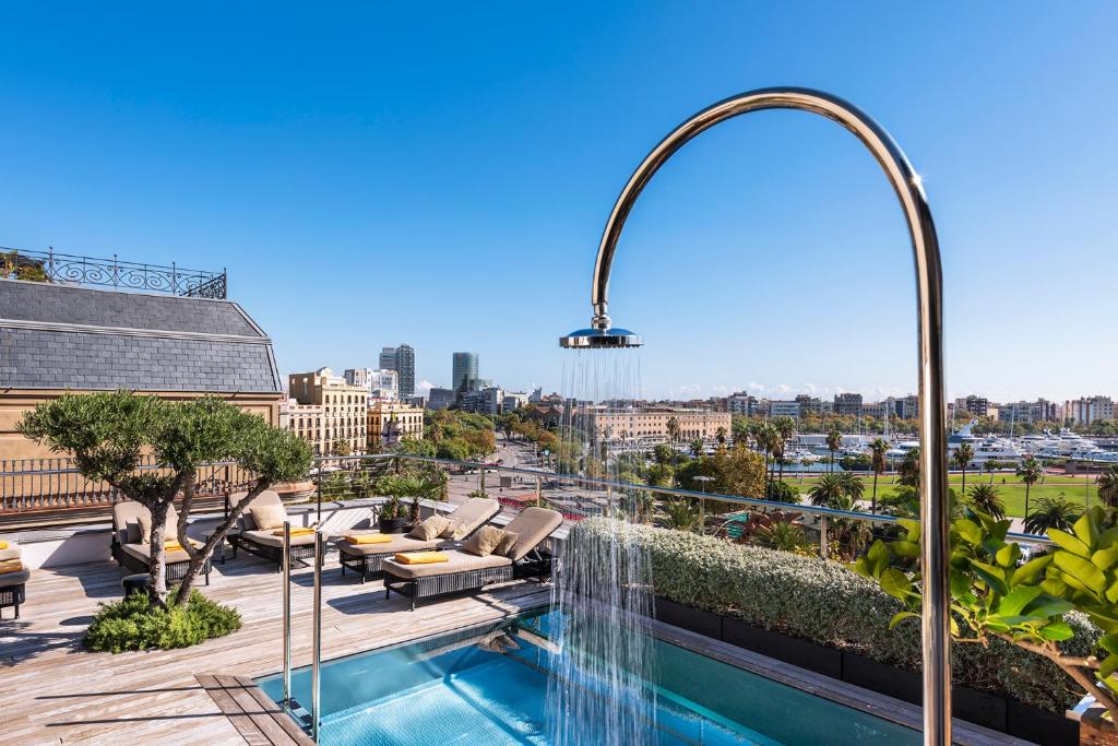 Pool und Terrasse vom Serras Hotel in Barcelona, Spanien.