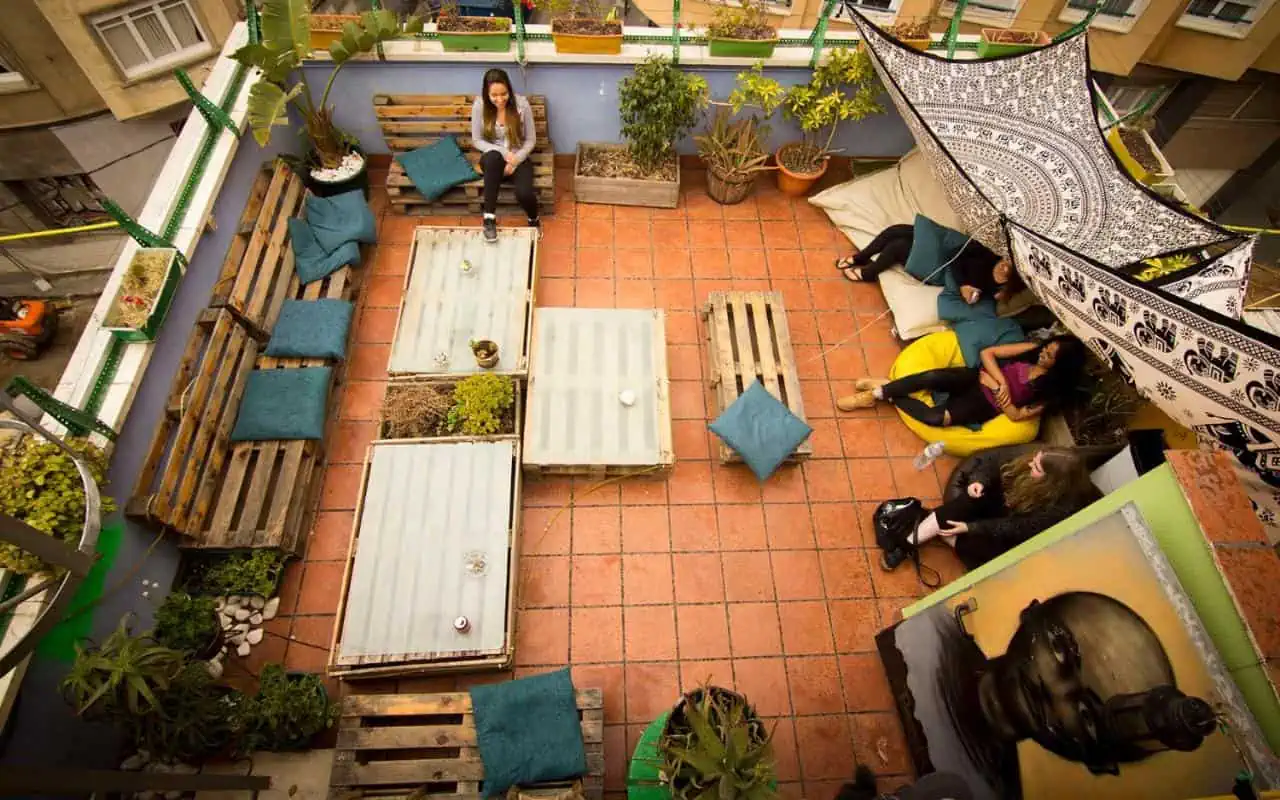 Terrasse vom Hostel One Sants in Barcelona, Spanien.