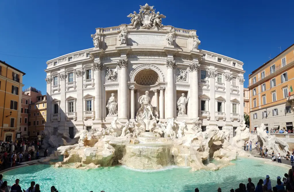 Der berühmte und populäre Trevi-Brunnen in Rom, Italien.