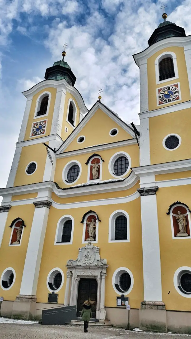 Die Kirche von St. Johann in Tirol, Österreich.