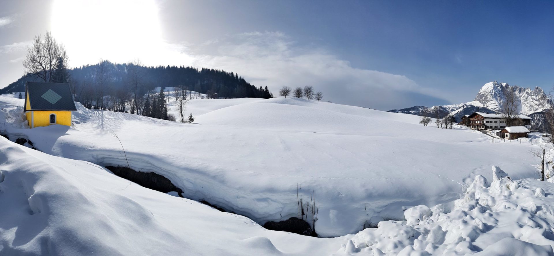 Die Landschaft und der Beginn der Schneeschuhwanderung in St. Johann in Tirol, Österreich.
