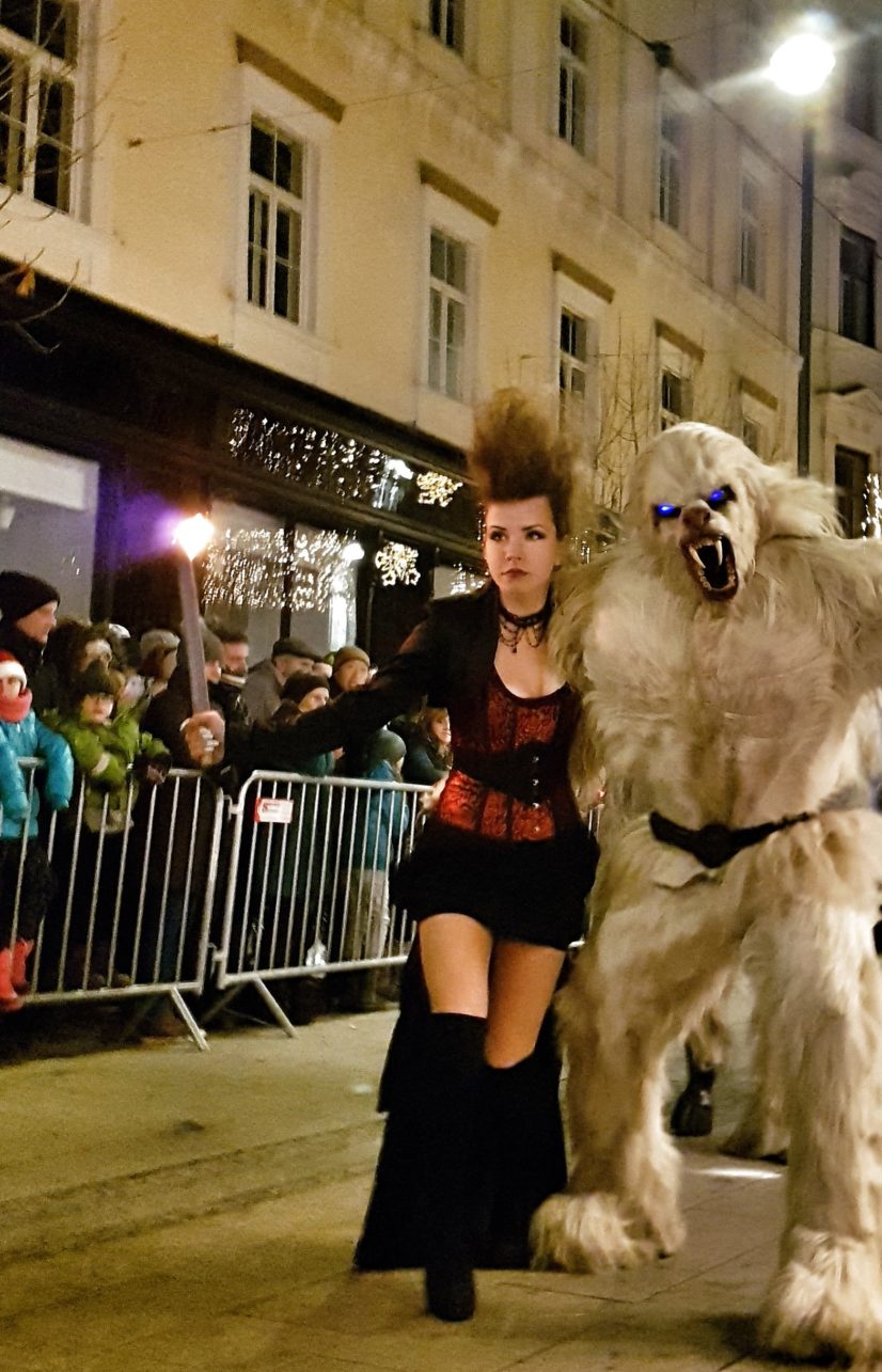 Ein Krampuspaar beim Krampuslauf in Graz