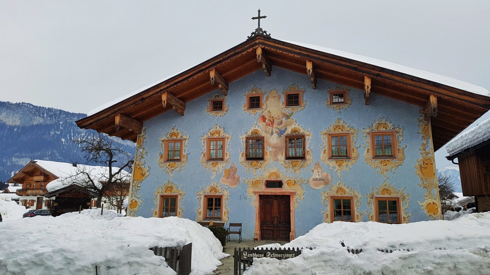 Ein traditionelles Gebäude in St. Johann in Tirol, Österreich.