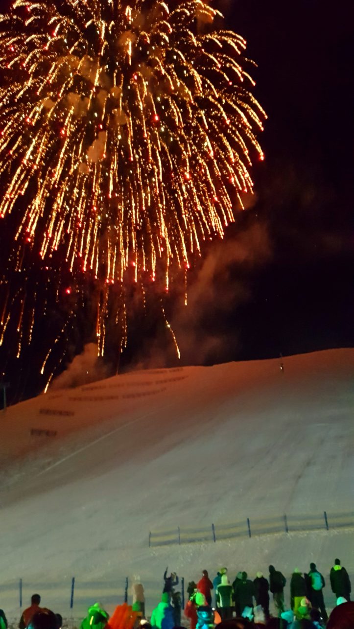 Nachtskilauf und Skishow in Sölden, Ötztal, Österreich.