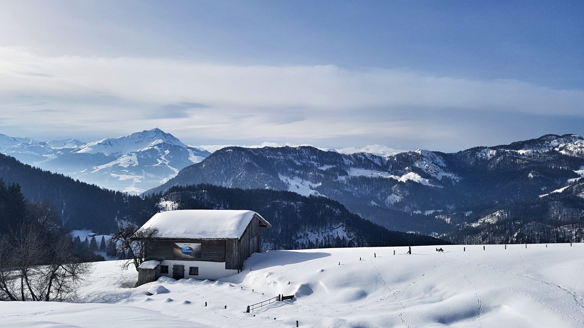 Schneeschuhwandern in St. Johann in Tirol, Österreich.