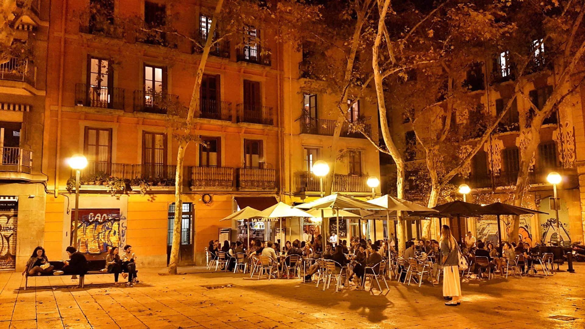 Barcelonas Nachtleben spielt sich auf Plätzen, in Bars und Clubs ab.