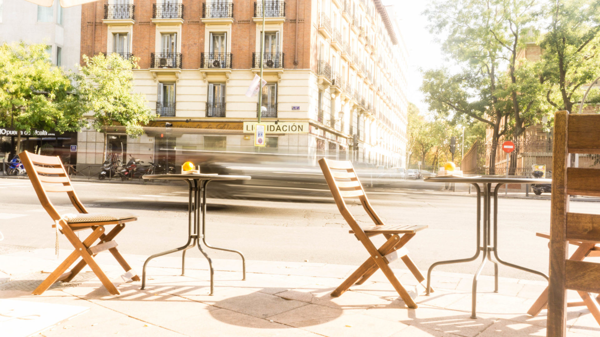 Cafe Straßenszene in Madrid, Spanien