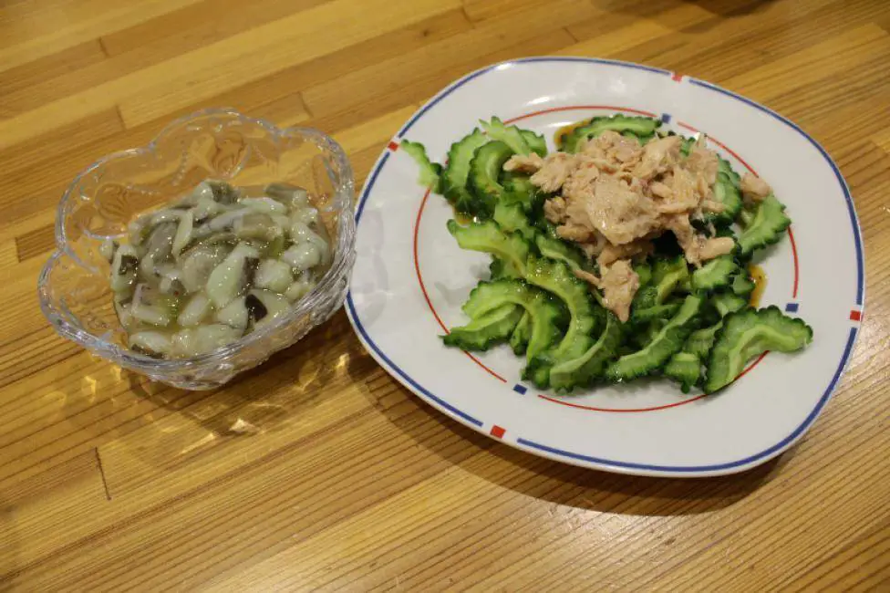 Goya und Thunfisch Mahlzeit in Japan.