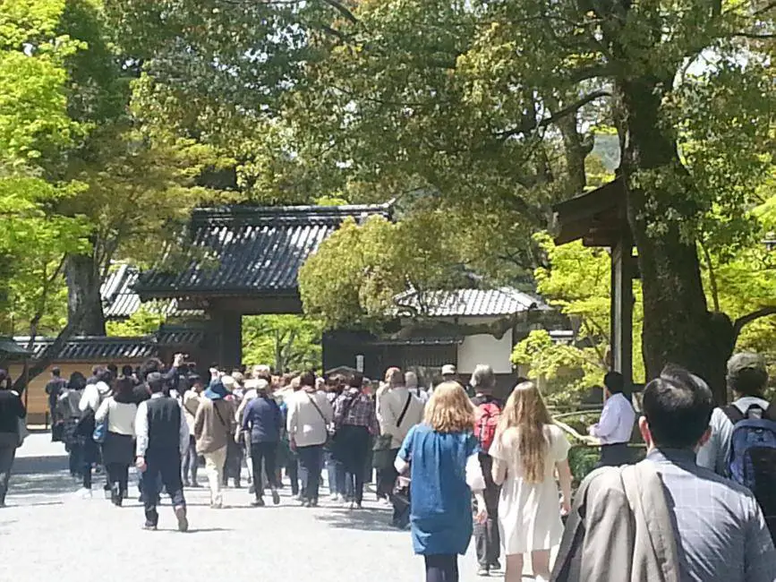 Besucher beim Kinkaku-ji Tempel in Kyoto, Japan.