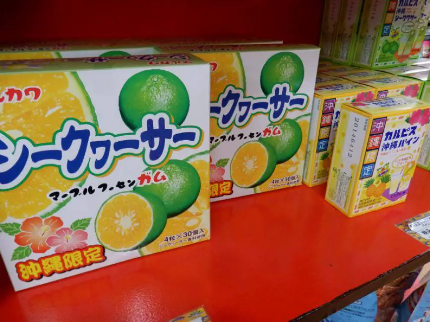 Shikuasa im Supermarktregal in Japan.