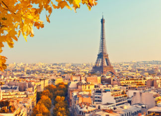 Der Eiffelturm in Paris, Frankreich. Französische Etikette..