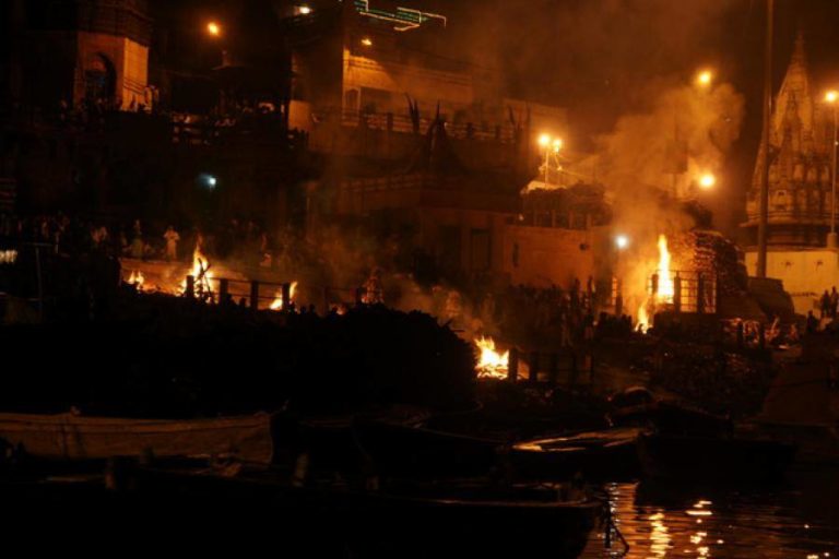 Die brennenden Ghats in Varanasi, Indien