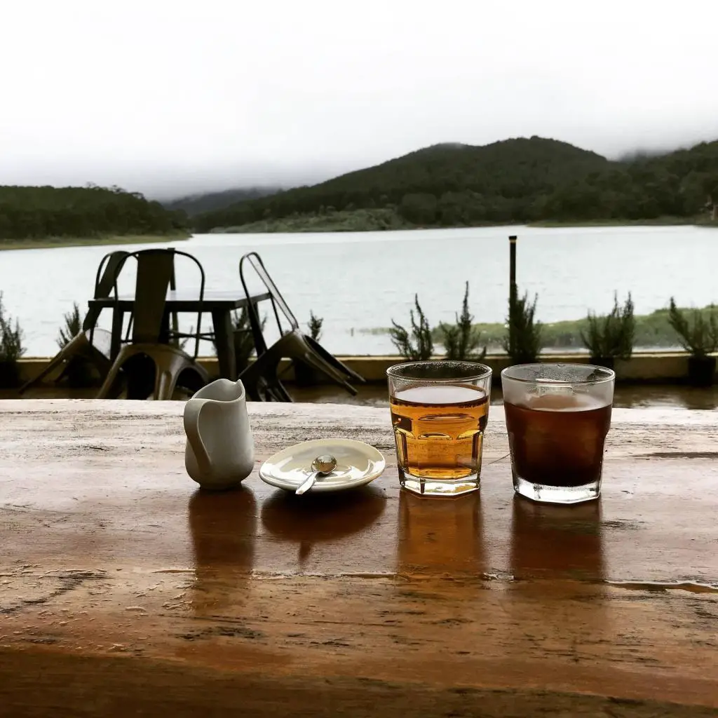 Bier mit Aussicht. Bai Hoi ist geprägt vom kolonialen Erbe.