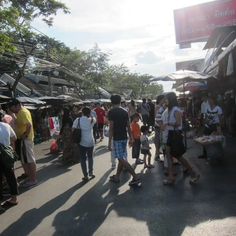 Einkaufen auf dem Chatuchak Wochenendmarkt in Bangkok, Thailand.