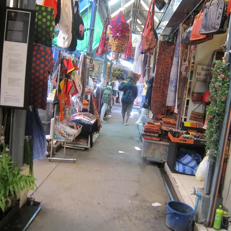 Gang im Chatuchak Wochenendmarkt in Bangkok, Thailand.