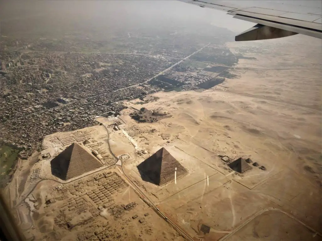 Blick auf die Pyramiden von Gizeh von oben