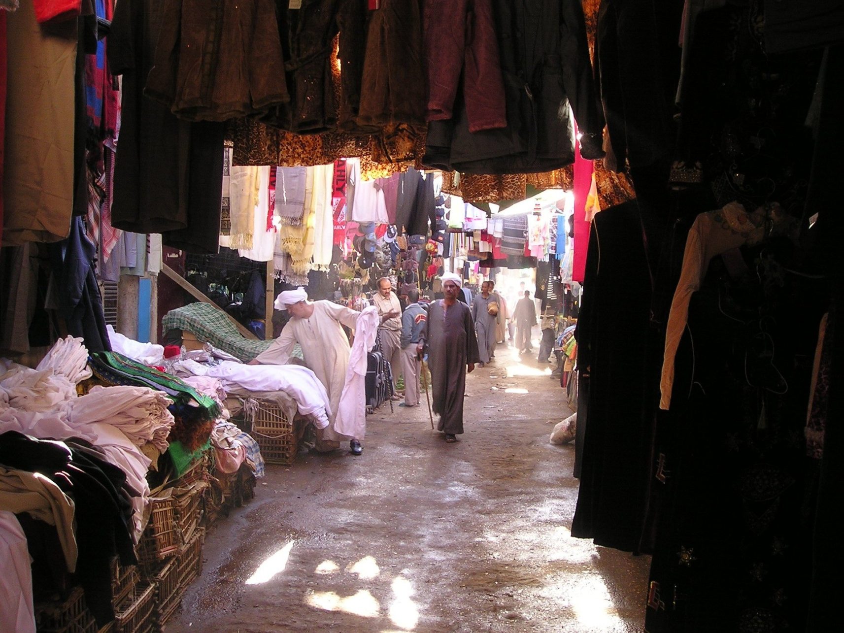 Feilschen auf dem Markt in Luxor, Ägypten.
