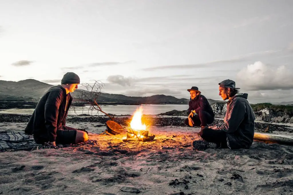 Feuer am Strand. Die besten Orte zum Campen in Irland.