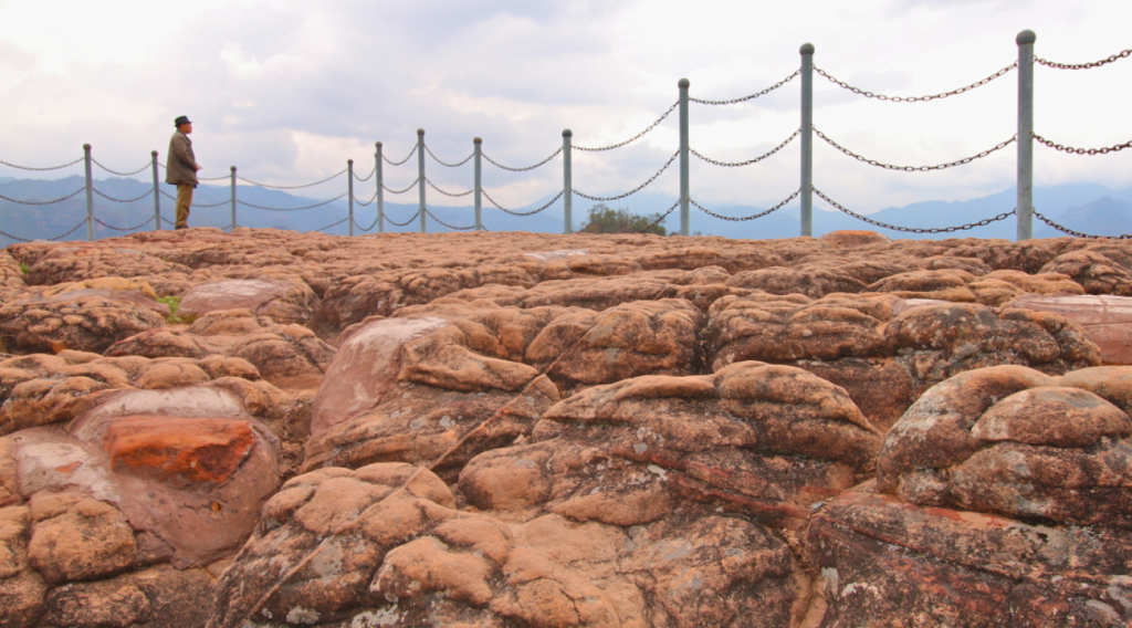 Auf den roten Felsen von Liming, Yunnan China