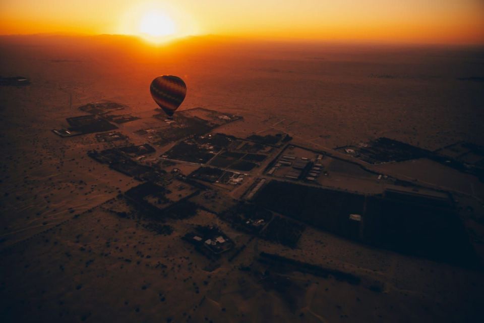 Heißluftballon Tour über die Wüste bei Dubai.
