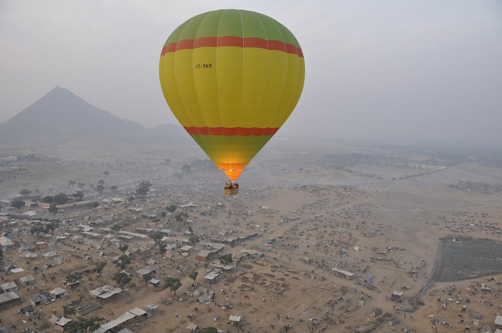 Heißluftballon beim Pushkar Mela Fest in Indien