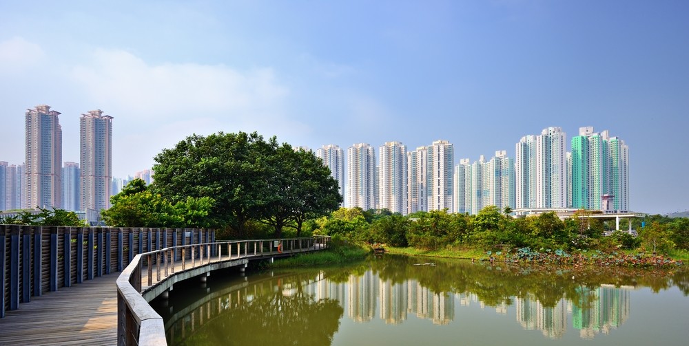 Hochhauswohnungen über dem Wetland Park in Hongkong, China.