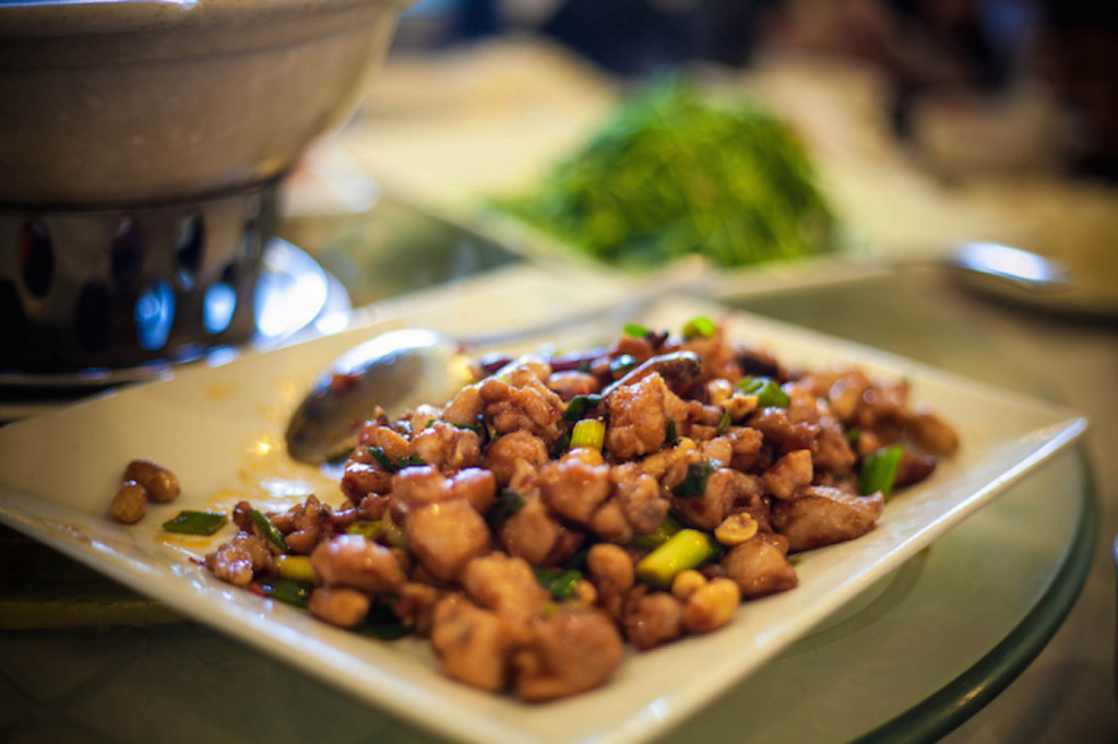 Hühnchen Kung Pao. Authentische chinesische Gerichte zum Probieren in China