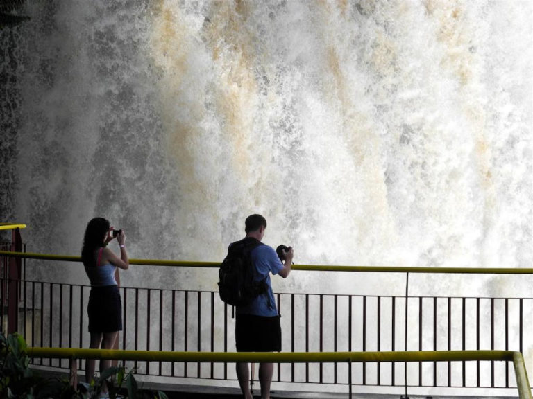 Besuch der gewaltigen Iguazu-Fälle in Brasilien