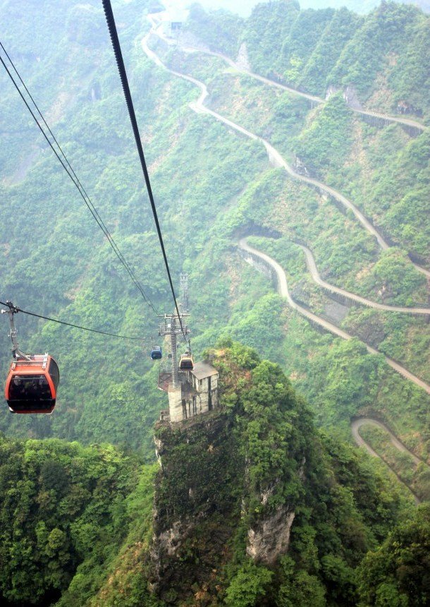 Seilbahnfahrt mit Aussicht im ZhangJiaJie-Nationalpark.