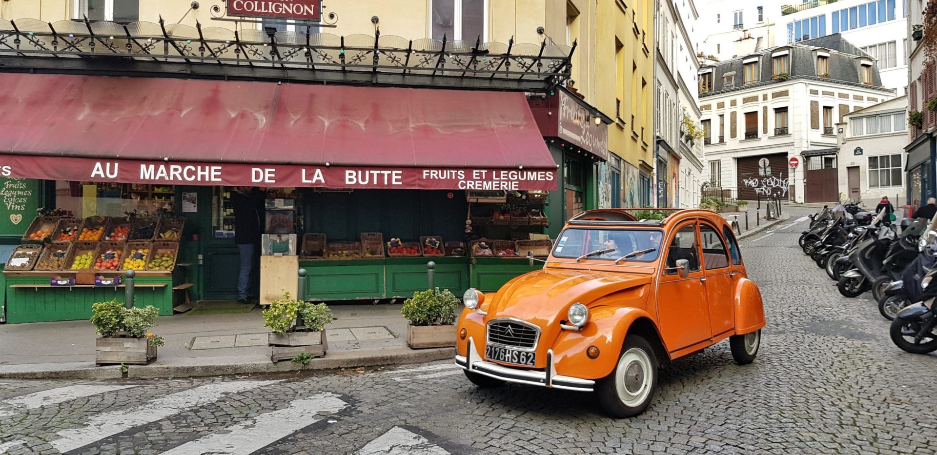 2CV Tour durch Montmartre, Paris. Entdecke die schönen, ungewöhnlichen Straßen rund um Montmartre in einem typisch französischen Auto.