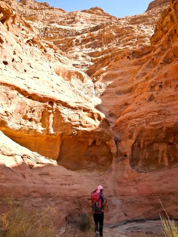 Auf dem Weg zum Gipfel in Wadi Rum, Jordanien.