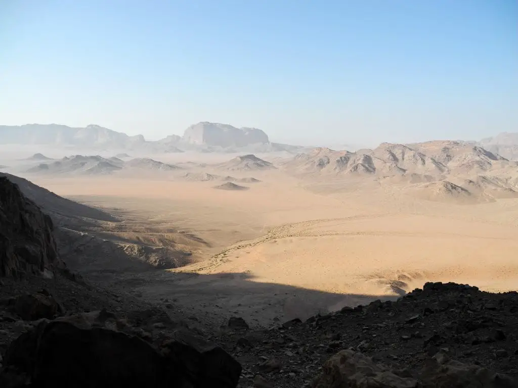 Blick auf die Wüste Wadi Rum in Jordanien.