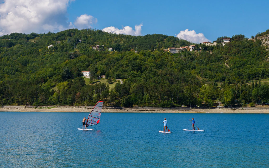 Der Suviana-See, wo das Segelzentrum SUP, Kajak, Windsurfen oder Segeln anbietet.