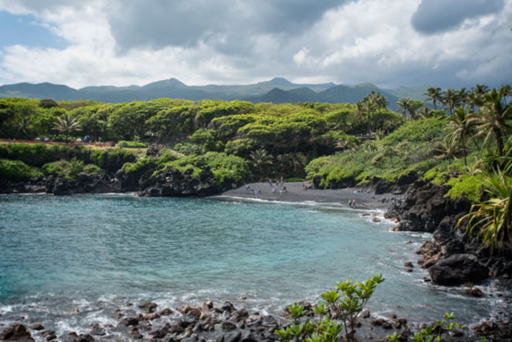 Der schwarze Sandstrand des Wai'anapanapa State Park am Hana Highway