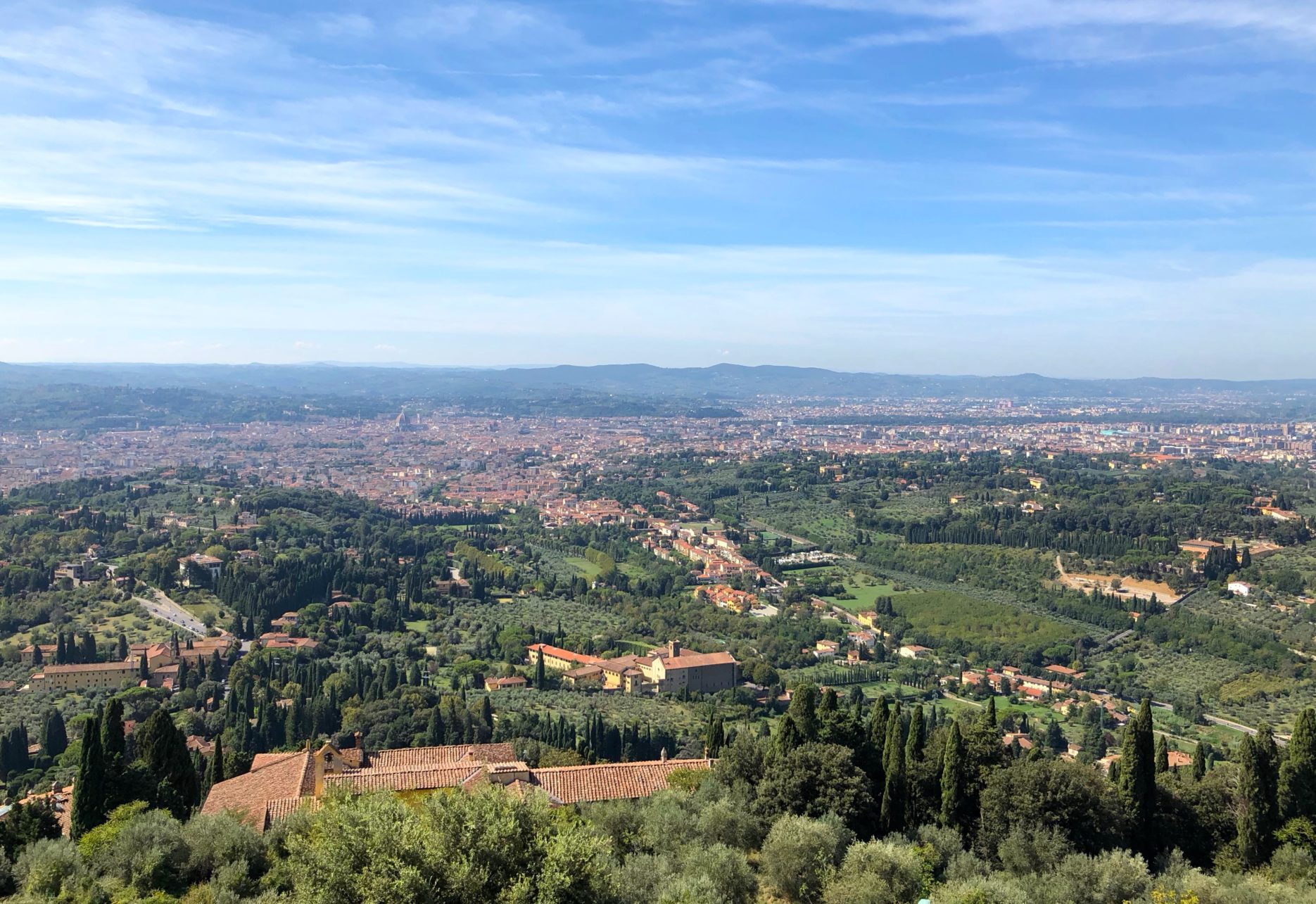 Du hast es geschafft! Blick auf Florenz, Italien. Das Ende des Pfades der Götter. Italien