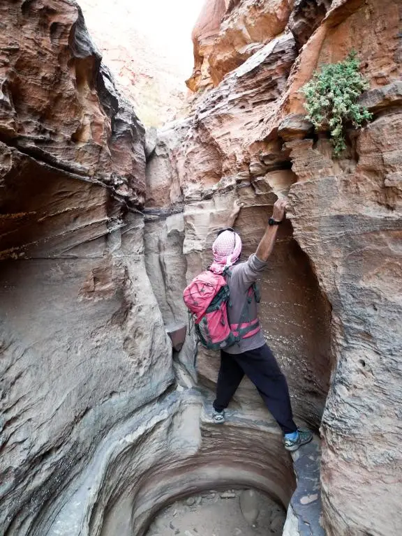 Klettern durch Schluchten in Wadi Rum, Jordanien.