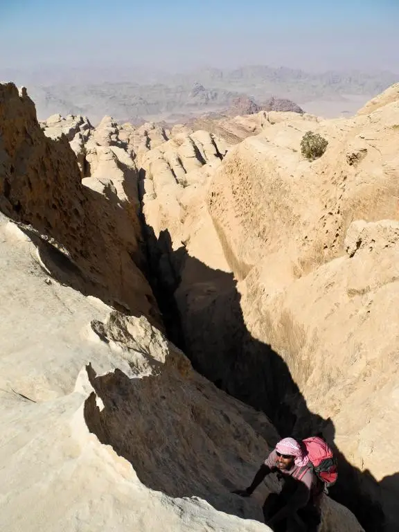 Klettern in Wadi Rum, Jordanien.