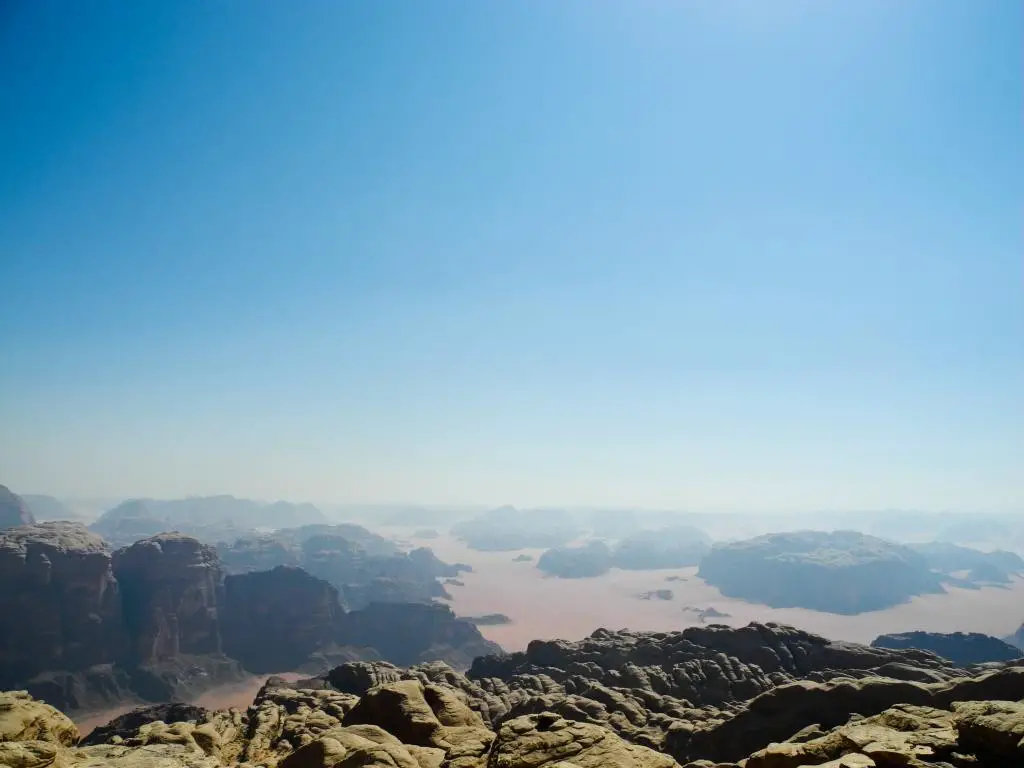 Panorama Blick über Wadi Rum in Jordanien.